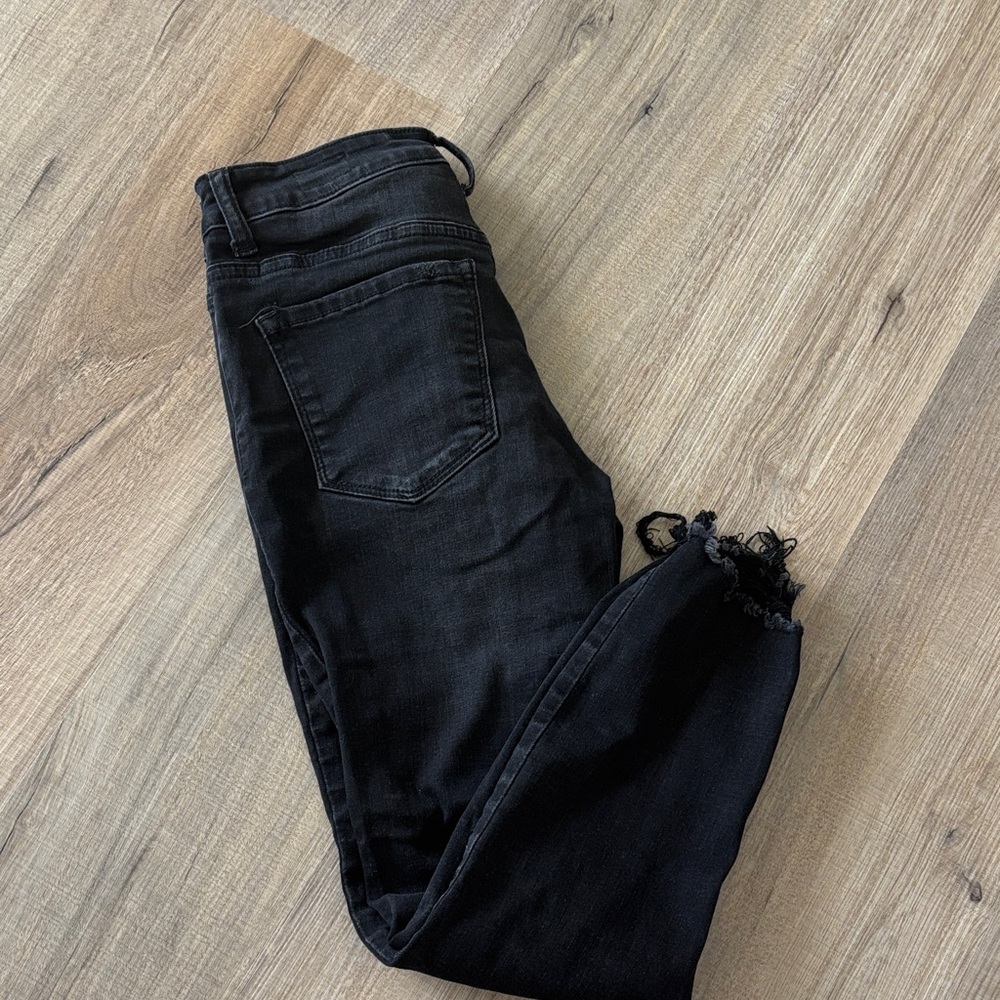 Women's Black Frayed Hem Cropped Skinny Jeans